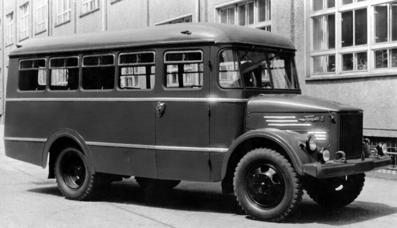 Прогресс-5 - капотный автобус на шасси ГАЗ-51А, выпускавшийся в 1960-1964 годах на авторемонтном заводе Минобороны СССР в городе Кенигс-Вустерхаузен (ГДР)