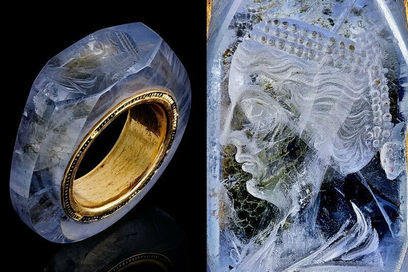 Изысканное 2000-летнее кольцо из сапфира, которое некогда являлось собственностью известного своей жестокостью римского императора Калигулы.