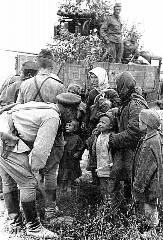 Мирные жители встречают бойцов РККА, освободившими их деревню Жуки Ельнинского района от захватчиков. 
