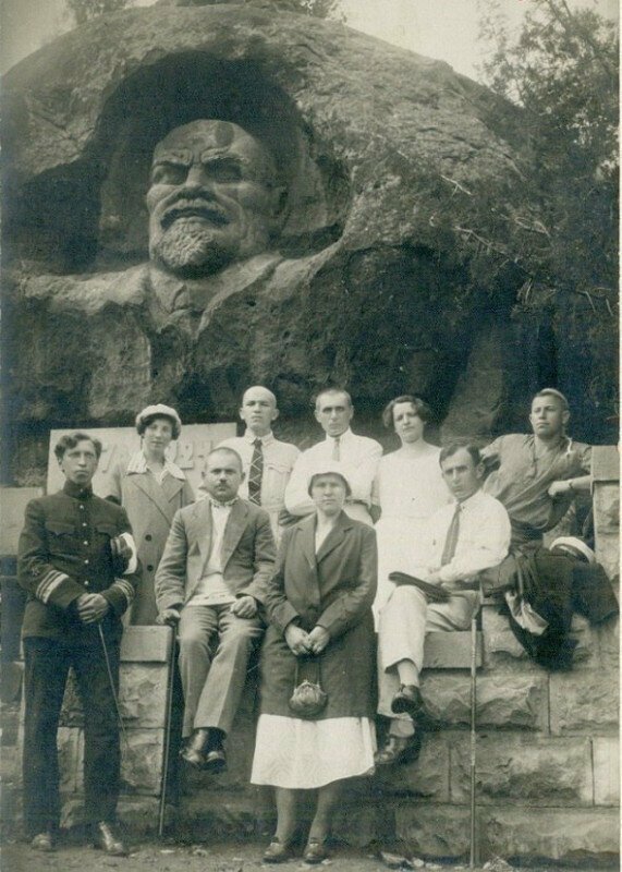 Один из первых памятников Ленину, вырубленный в скале Красные камни в Кисловодске в 1924 году скульпторами Ингалом и Шхияном.