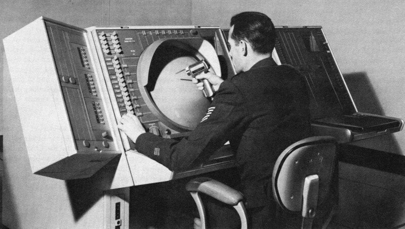 Оператор пульта наведения на цели противника в системе противоракетной обороны SAGE, 1950–е годы, США