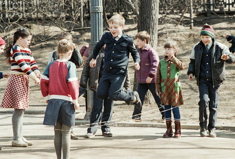 Мальчик играет в резиночку, 1988 год, Москва