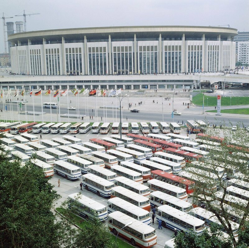 Автобусы у здания спортивного комплекса «Олимпийский» во время проведения XXII Летних Олимпийских игр, 1980 год, Москва