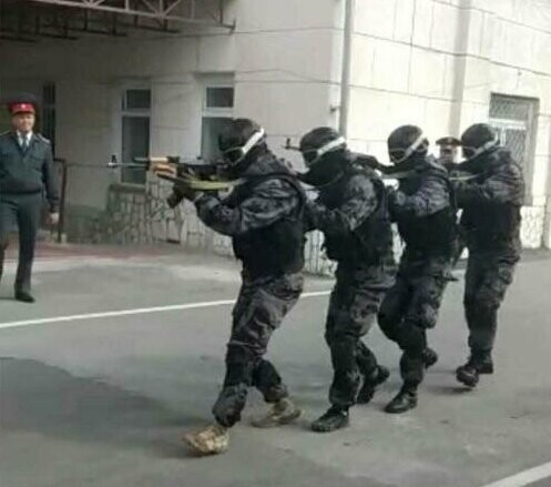 Бойцы СОБРа в Бишкеке в шутку "расстреляли" сотрудников уголовного розыска