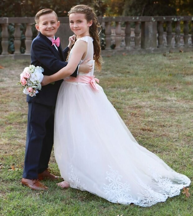 Девятилетки устроили себе свадебную фотосессию