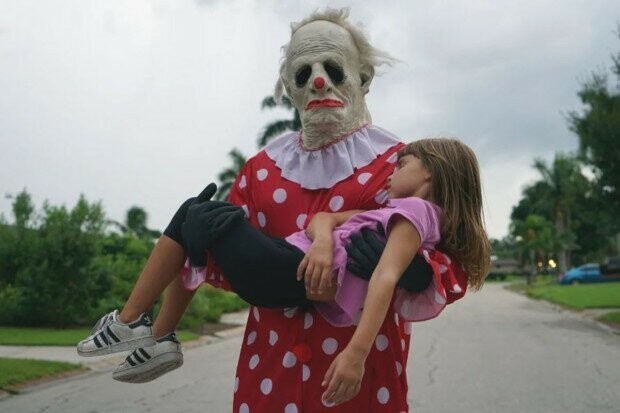 Американцы нанимают клоуна, чтобы тот пугал непослушных детей, и платят за это большие деньги