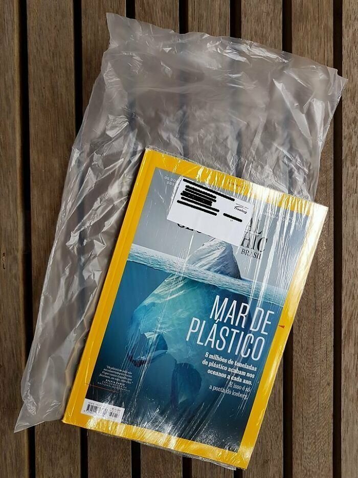5. Журнал National Geographic, в котором проблема загрязнения пластиковыми отходами вынесена аж на обложку, доставляют в пластиковой упаковке