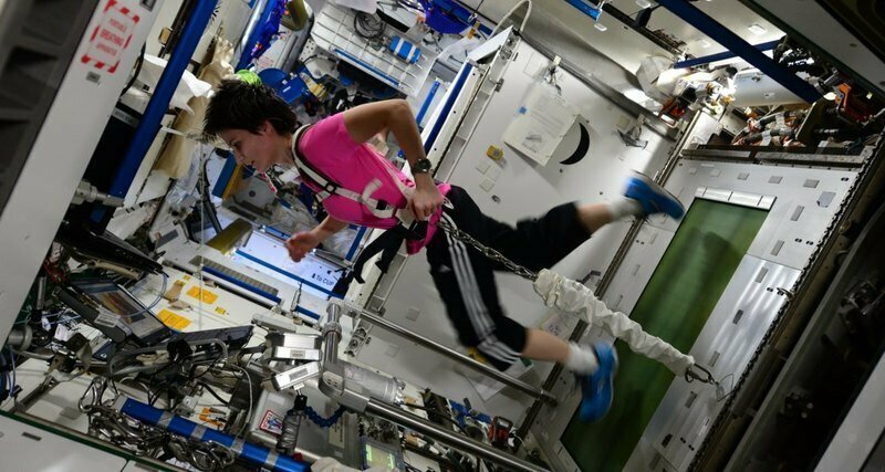 Итальянский астронавт Саманта Кристофоретти тренируется на МКС в 2015 году