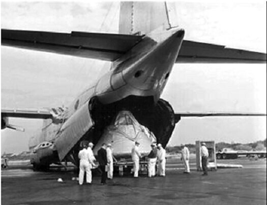 Илл.4. Капсула «Аполлона» на борту военно-транспортного самолёта «Douglas C-133 Cargomaster»