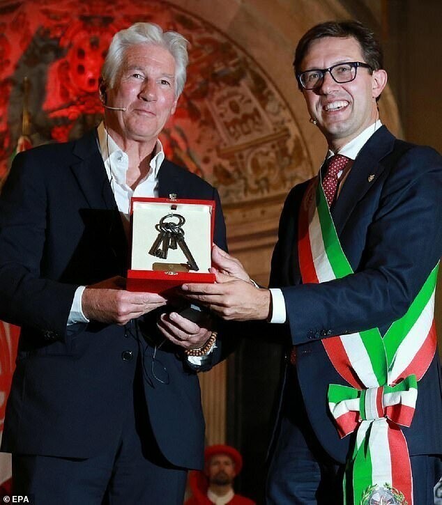 Власти Флоренции вручили голливудскому актеру Ричарду Гиру почетную награду - ключи от города