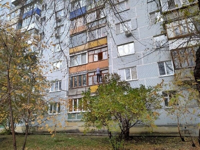 В Сызрани на фасаде многоэтажного дома обнаружили повешенную женщину