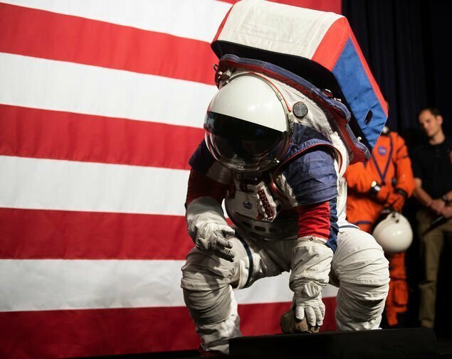 Американцы показали новые скафандры для миссий на Луну и Марс