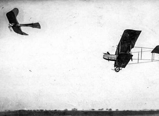 1914 год. Франция. Французский самолет с пулемётом гонится за немецким планером Taube (голубь). 