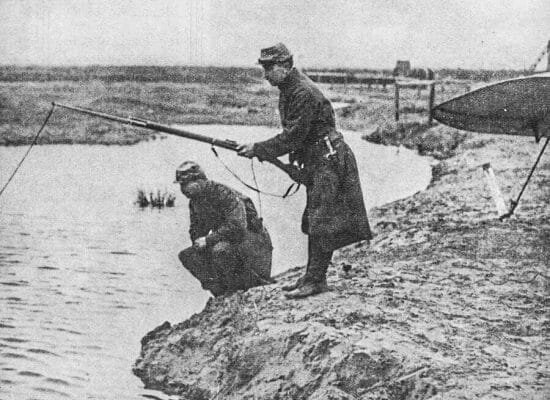 1915 год. Франция. Французские солдаты рыбачат на винтовку Lebel M1886 
