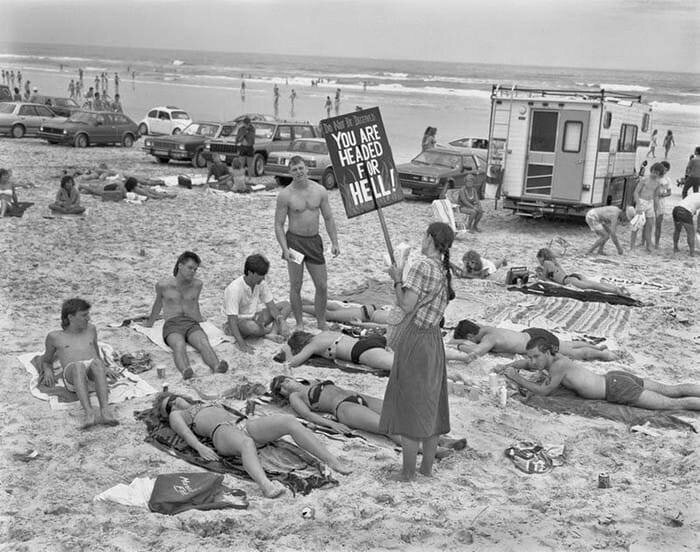 "Вы последуете в Ад" - пуританский пикет против слишком открытых купальников на пляже Флориды, 1985 