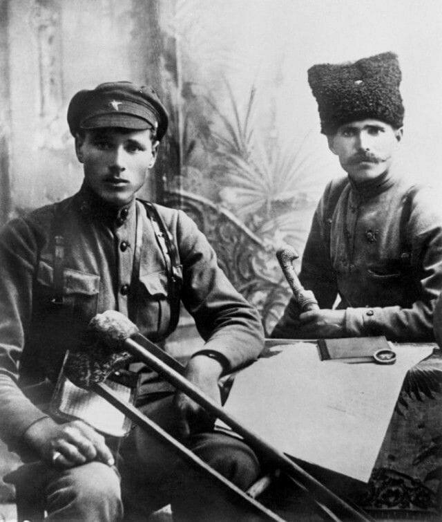 Командующий 25-й стрелковой дивизией Красной Армии Василий Чапаев (справа) и его подчиненный Иван Бубенец позируют для фото. РСФСР. 1919 год. 