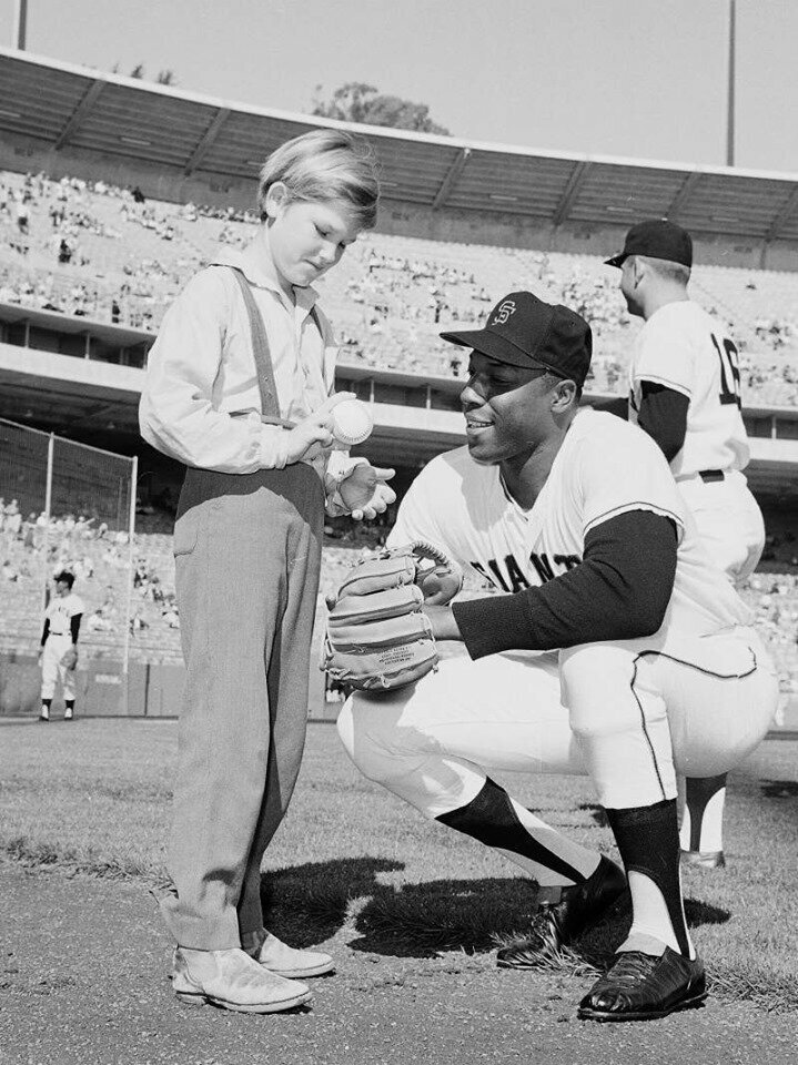 Курт Рассел получает мяч, подписанный бейсболистом Вилли МакКови, 1960-е. 