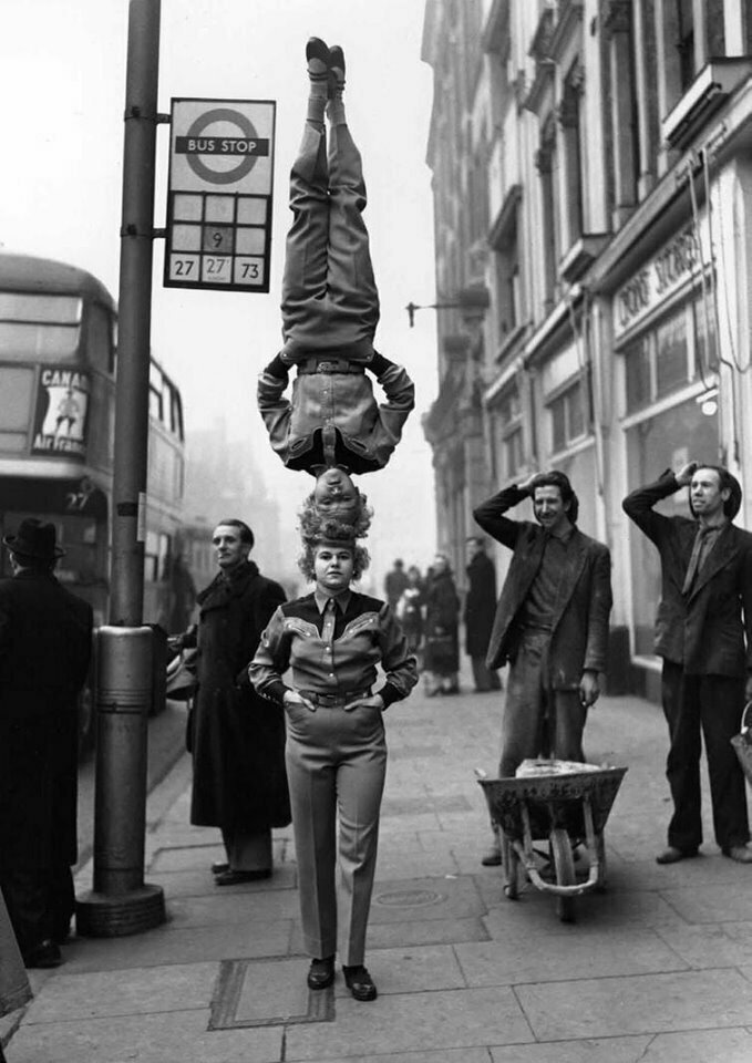 Экстремальная цирковая реклама Bertram Mills Circus, Лондон, Великобритания, 1953 год 