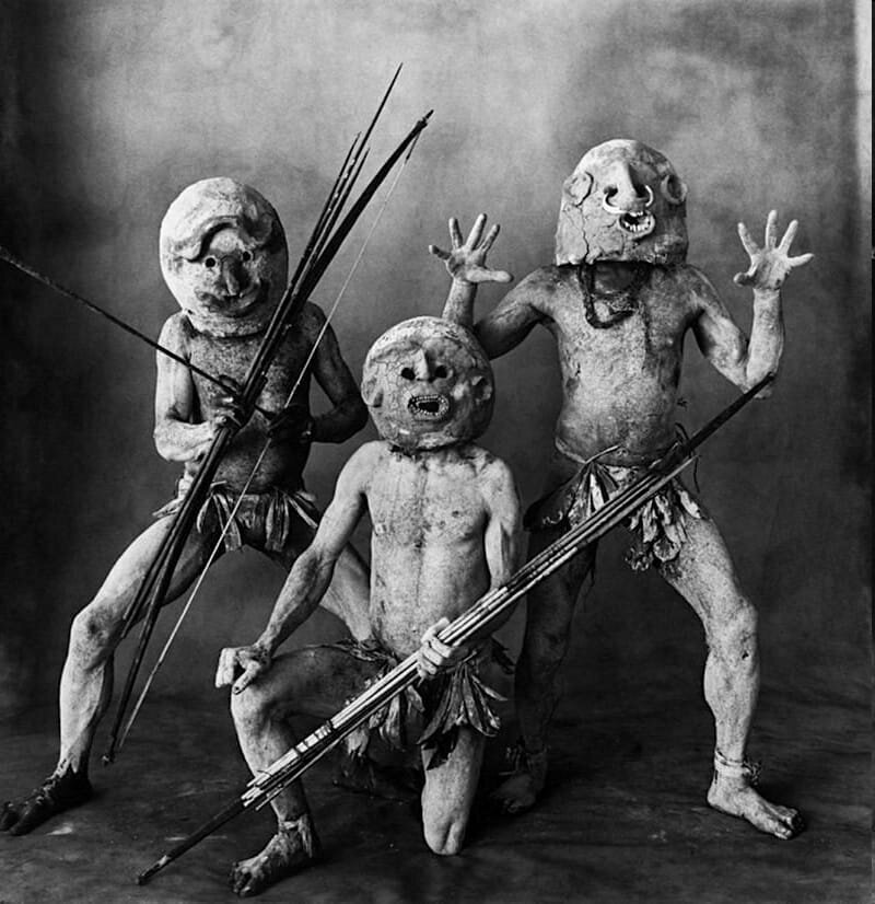 Воины асаро. Это папуасское племя с древних времен носит устрашающие глиняные маски, 1970г. 