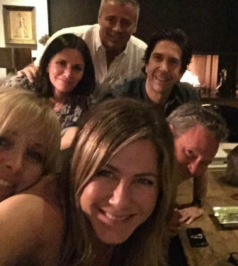Дженнифер Энистон завела Instagram* и опубликовала снимок с актерами из «Друзей»