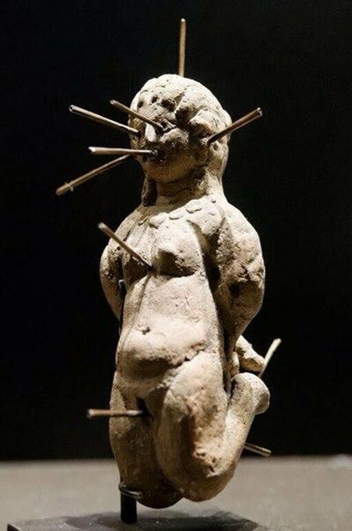 Греко-римская кукла вуду пронзённая 13 иглами. Найдена в Египте, II в. н.э. 