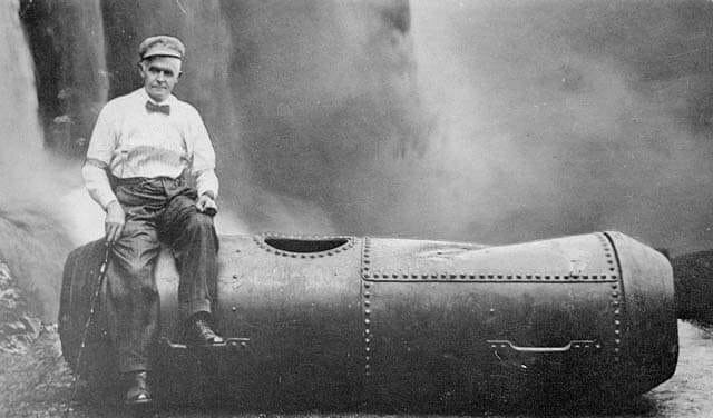 Бобби Лич — первый мужчина, прыгнувший в 1911 году Ниагарский водопад в бочке и оставшийся в живых.