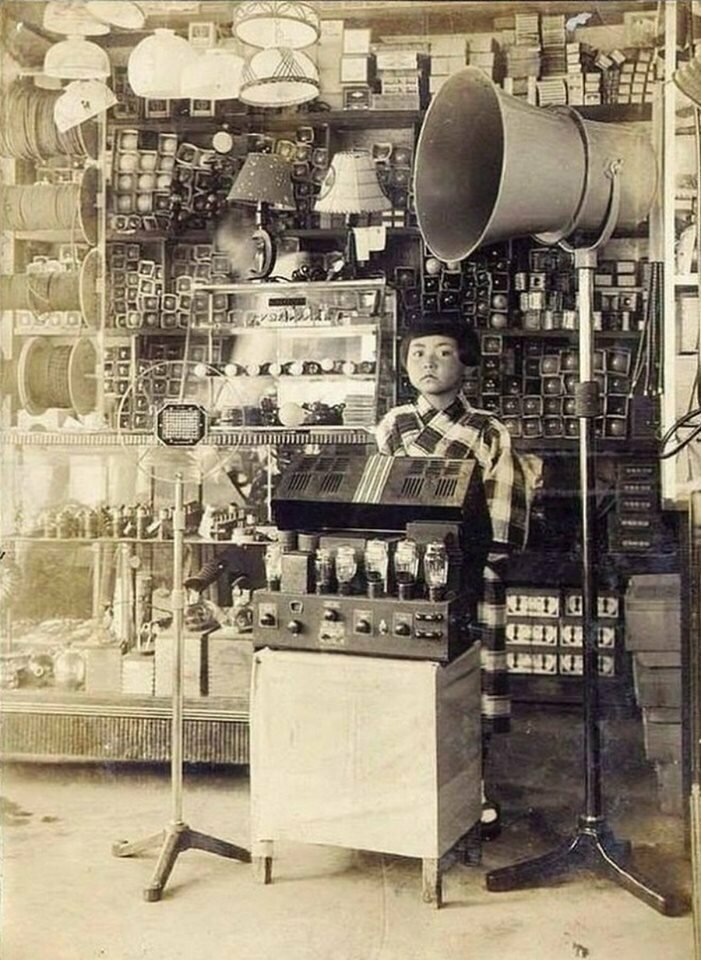 Магазин радиотоваров, Япония. 1930-е г. 