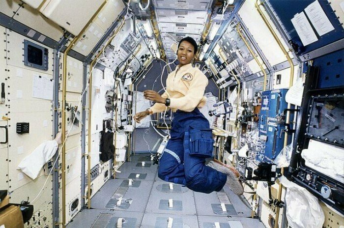 22 октября 1992 года, астронавт Мэй Кэрол Джемисон в модуле "Спейслэб" 