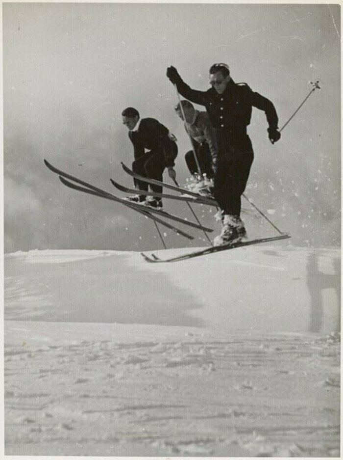 1942 год. Мужчины прыгают на лыжах с трамплина в горах Нового Южного Уэльса, Австралия