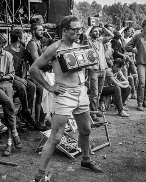 Рок-фанаты записывают живой концерт на кассетные магнитофоны, 1980 