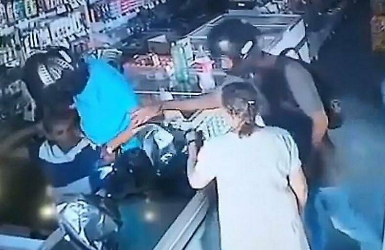 Грабитель успокоил пожилую клиентку во время вооружённого налёта на аптеку