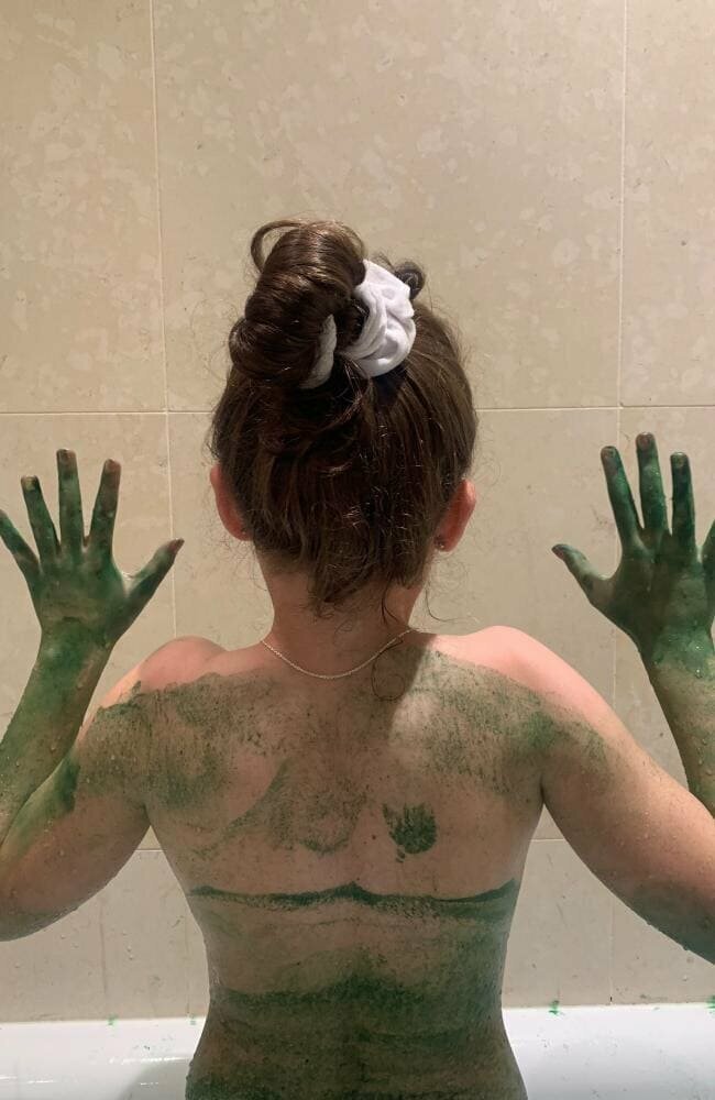 Девочка стояла в ванной, подняв руки и смеялась. А ещё она была зелёная