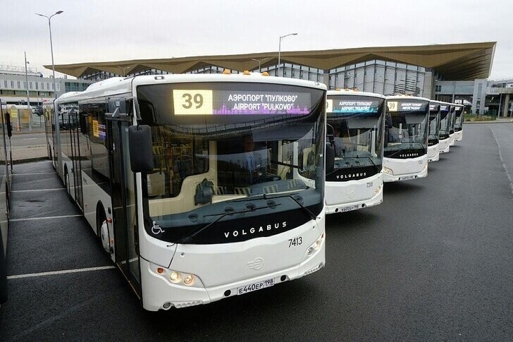 В Пулково запустили новые автобусы с USB-зарядками и табло вылета в салоне