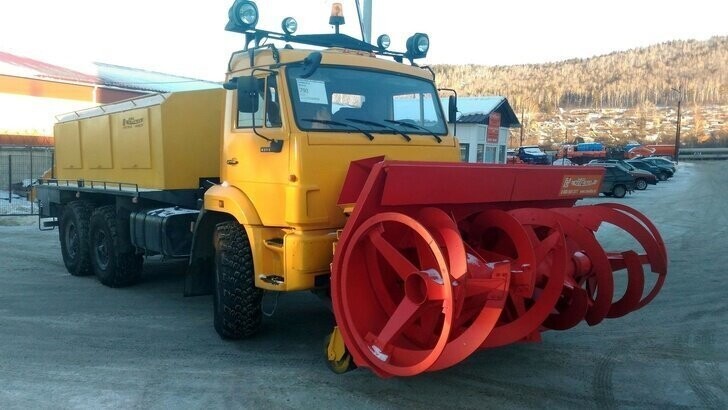 На базе полноприводного шасси КАМАЗ-43118 изготовлена снегоуборочная машина