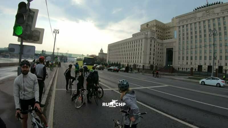Каршеринговый автомобиль перевернулся у здания Минобороны в Москве 