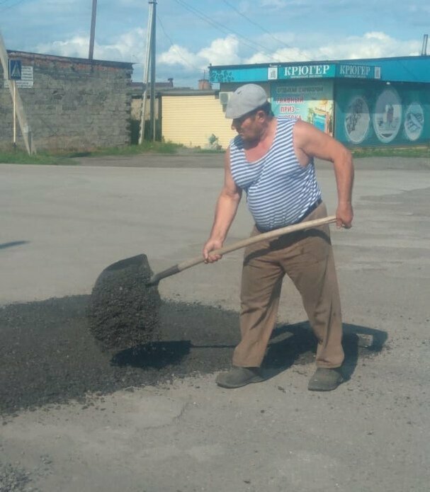 Пенсионер из Кемеровской области в одиночку построил дорогу в родном поселке