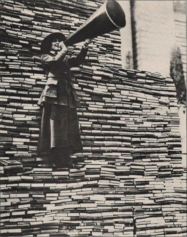 Сбор книг для Нью-Йоркской публичной библиотеки на 5-й авеню. Нью-Йорк. США. Начало 1910-х.