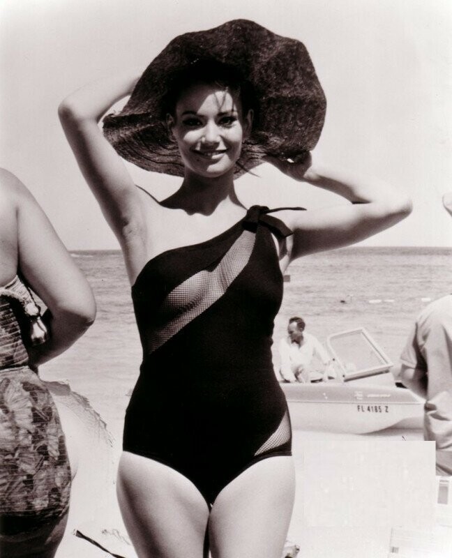 Клодин Оже - популярная французская актриса и фотомодель. Секс-символ 60-х - 70-х годов.