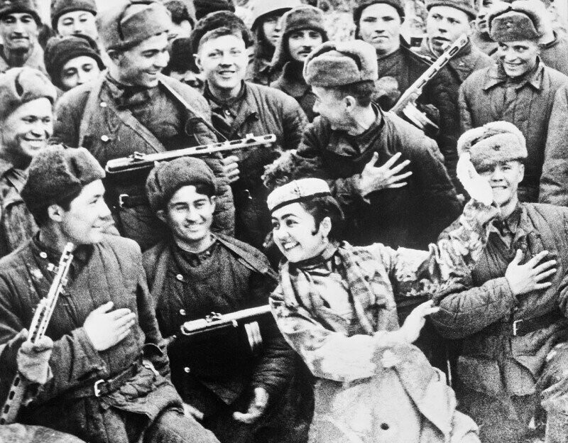 Советские бойцы смотрят выступление фронтовой бригады артистов. На переднем плане - узбекская танцовщица, певица, актриса, хореограф Тамара Ханум (1906 — 1991). 1944 год.