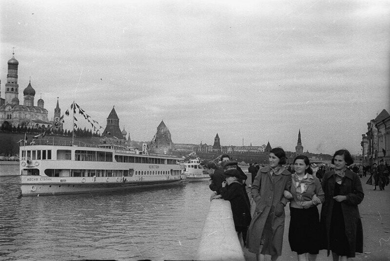 Теплоход "Иосиф Сталин" первый раз пришел в Москву по каналу "Москва-Волга" в мае 1937 г.