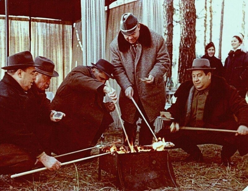 Леонид Брежнев вместе с соратниками жарят хлеб и сало на костре, середина 1970-х.