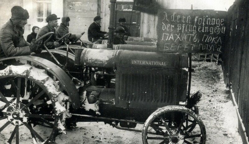 В АССР Немцев Поволжья поступили тракторы. Конец 1920-х