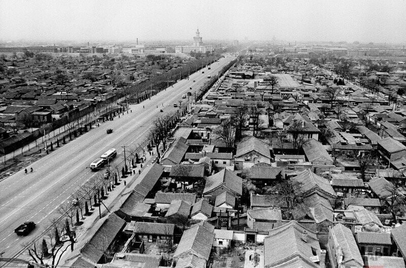 Главная улица столицы со старыми постройками. Пекин, КНР. 11 мая 1966 года.