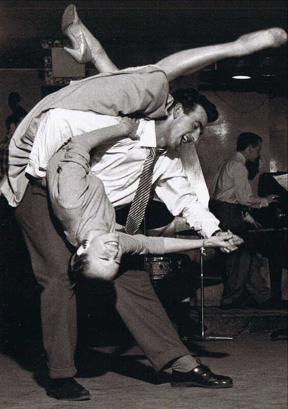  "Swing" танцы становятся новой модой, наряду с"румбой".1935 год