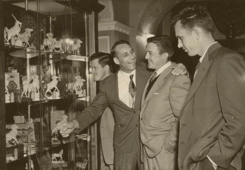Участники встречи на Эльбе. В ГУМе. Фото Александр Устинов, 9 - 18 мая 1955 года, г. Москва