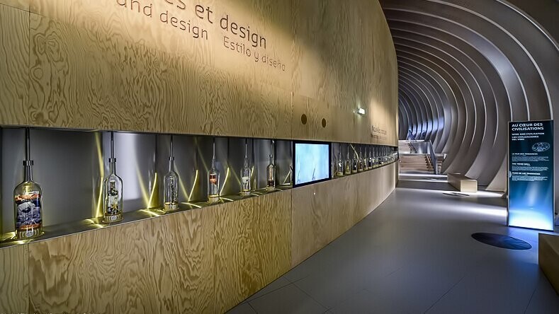 Экспонаты представляющие различный дизайн винных бутылок