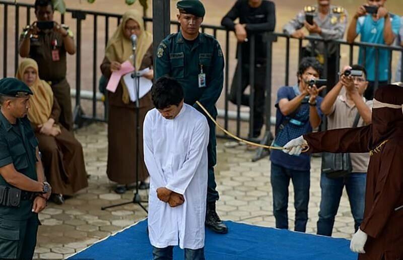 В Индонезии публично выпороли двух мужчин-мусульман, которых поймали на азартных играх