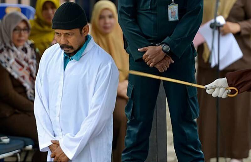В Индонезии публично выпороли двух мужчин-мусульман, которых поймали на азартных играх