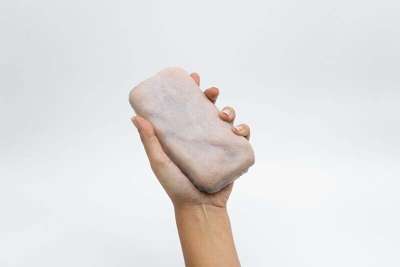 Исследователи создали искусственную человеческую кожу для гаджетов, которая реагирует на прикосновения