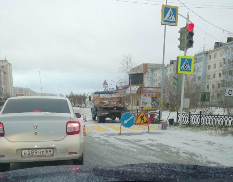 В Ямало-Ненецком автономном округе дорожники нанесли разметку на заснеженный асфальт